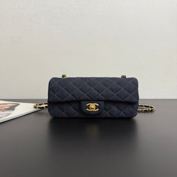 Chanel 25C denim CF mini hood bag combines exquisite and casual features